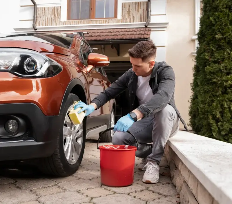 Lavage auto à domicile Montcresson : professionnel intervenant sur un véhicule